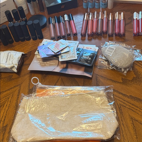 Farmasi Makeup Collection - Lipsticks, Foundations, and More - Picture 5 of 9